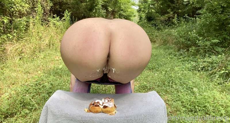 If you’re interested in this pantyless crushing video DM me!..