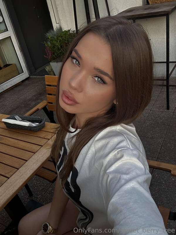 🌞 I found this summer selfie in the archives and I immediate..