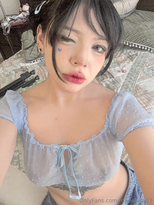 DM me a kiss 🙊