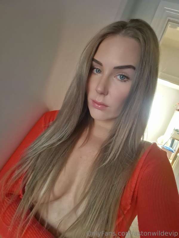 Tell me which photo you prefer ... 😐serious me😐 or 😈mischiev..