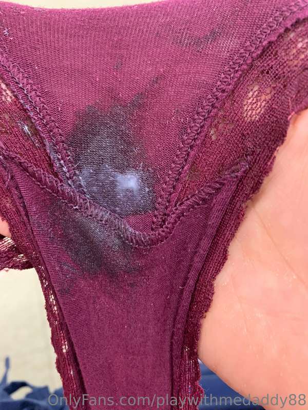Guyssss… horny as hell at work right now  🥵💦👅😈 Spoil me, Dad..