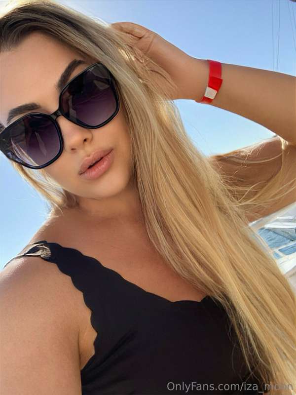 iza_moon