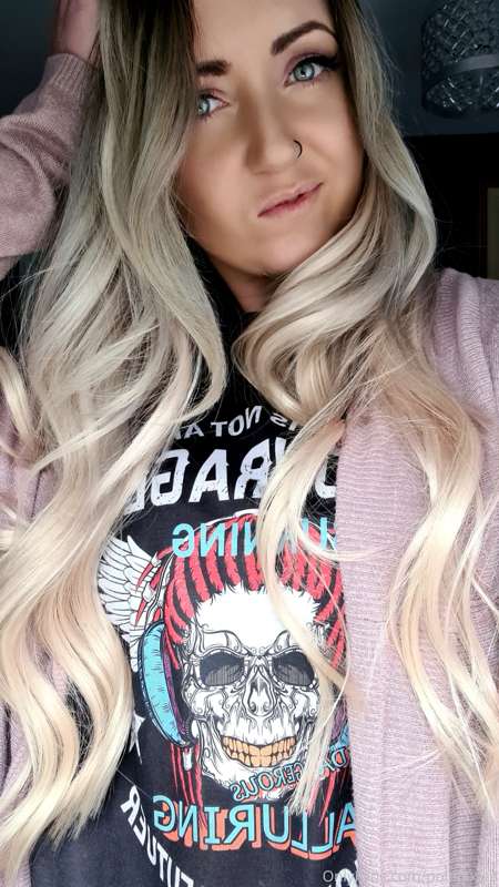 I got my hair done today 🖤 absolutely love it 😍 feeling a bi..