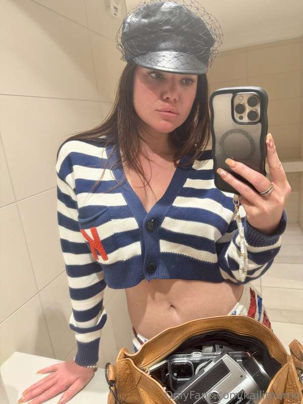 Guess what I'm not wearing 😏