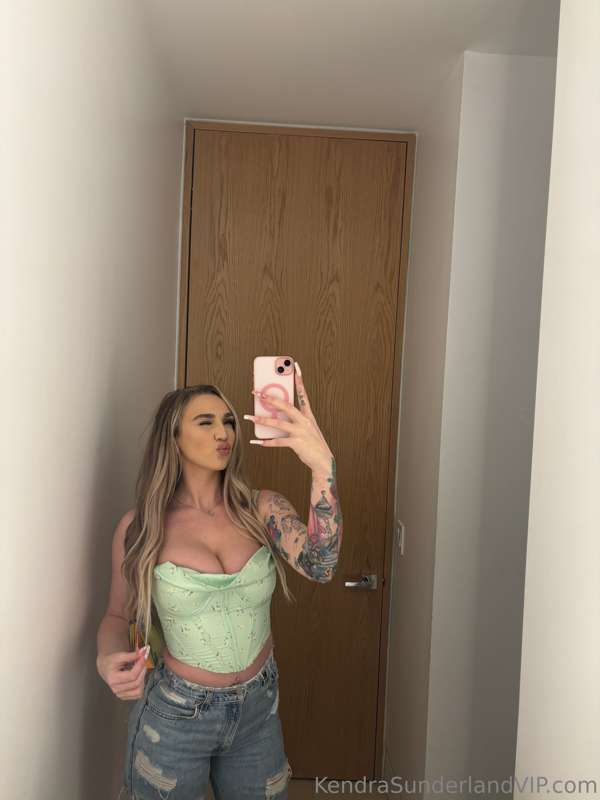 Photo 610 of Kendra Sunderland on Tocromo