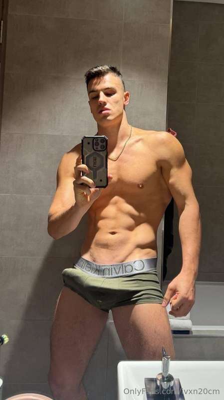 THE HOTTEST HUNG CREATOR ON ONLYFANS 🔥@mike_myers23 y.o. STU..