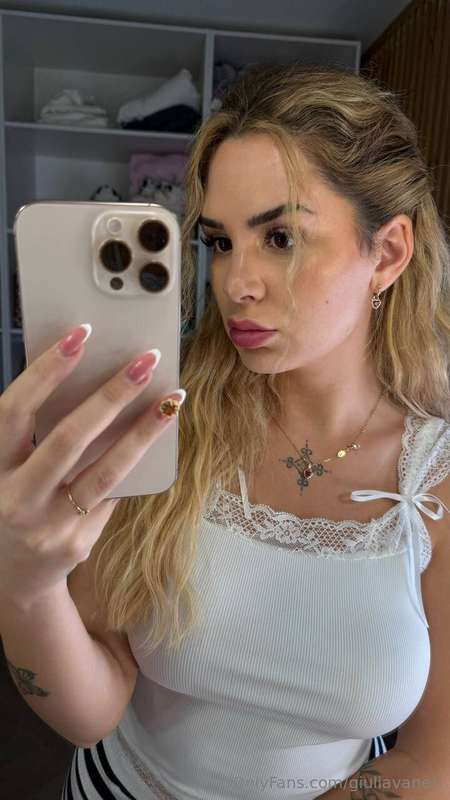Lo sguardo dice ‘ciao’, Il resto… meglio non dirlo. 😈