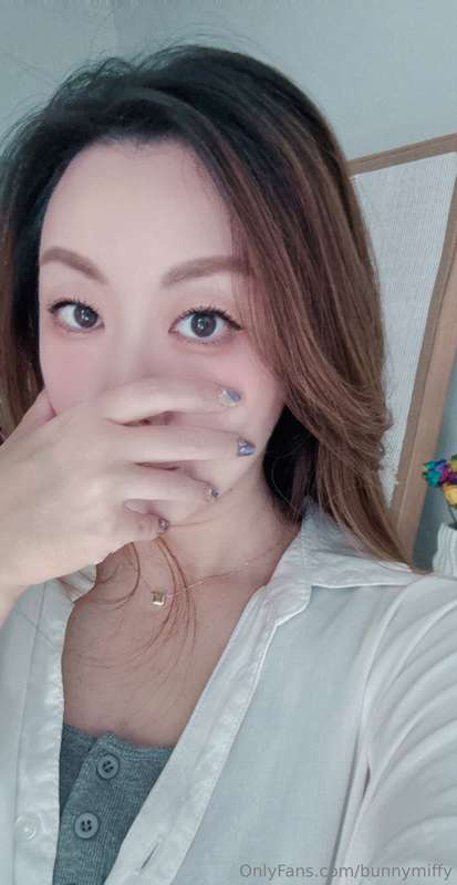 大家不知道其实嘴里一嘴精液 😂 You don’t realize I have a full mouth of cum..