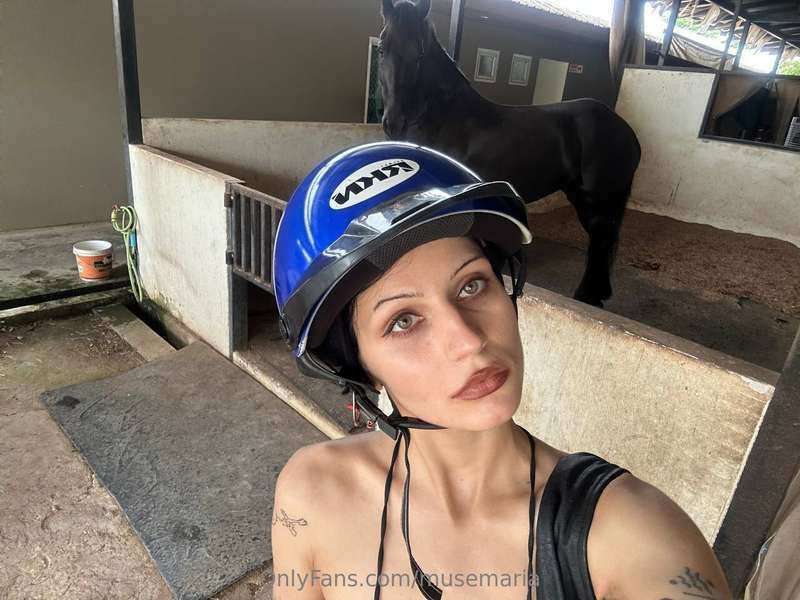 back at the stables... I think I have a new hobby... 😋 being..