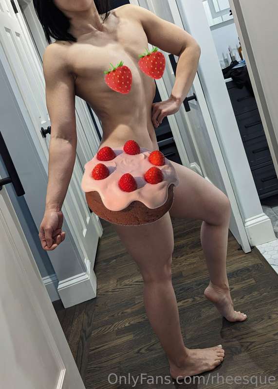 It's finally here. Uncover the strawberries 🍓 and the cake 🎂..