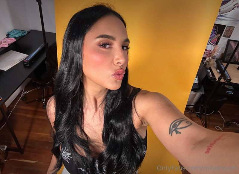 Sending you a kiss💋