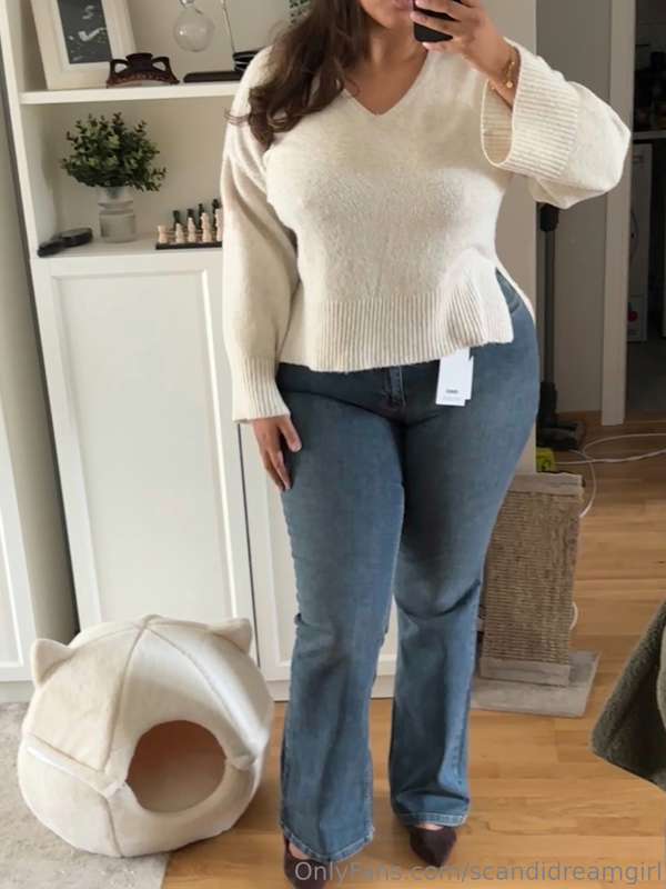 I just bought new jeans! 🥰 First day wearing them to school ..