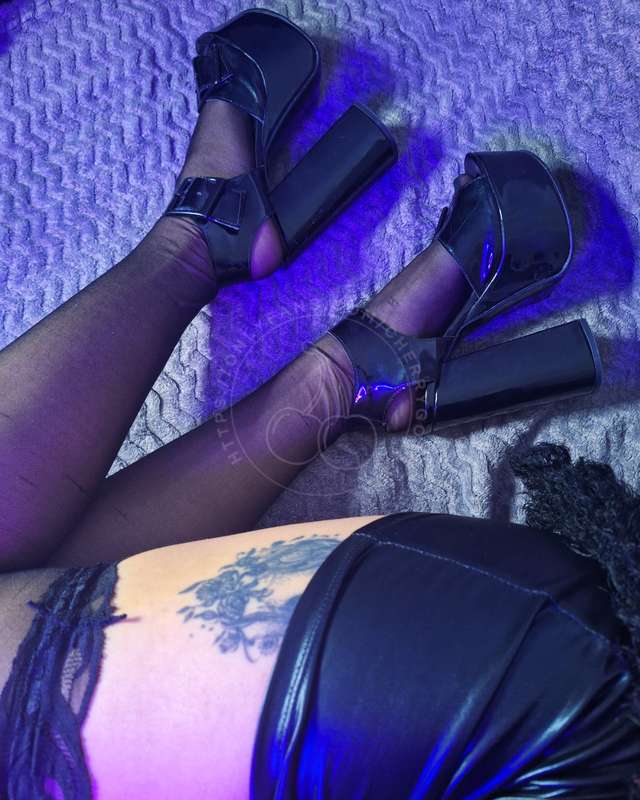 Feeding your high-heel and stockings fetish 🖤