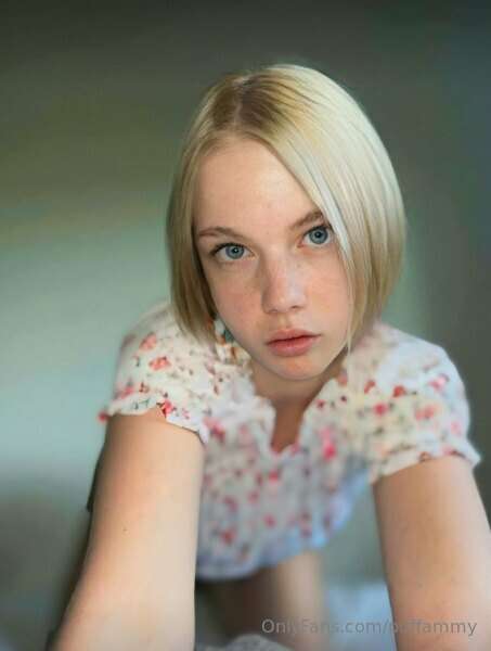 Gorgeous princess @blondygirlsweet
wants that you shove your..