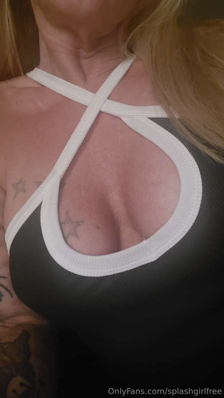 💦 Fredag 🥳 fram med 🍒 💦Ha en fin en 💦💦