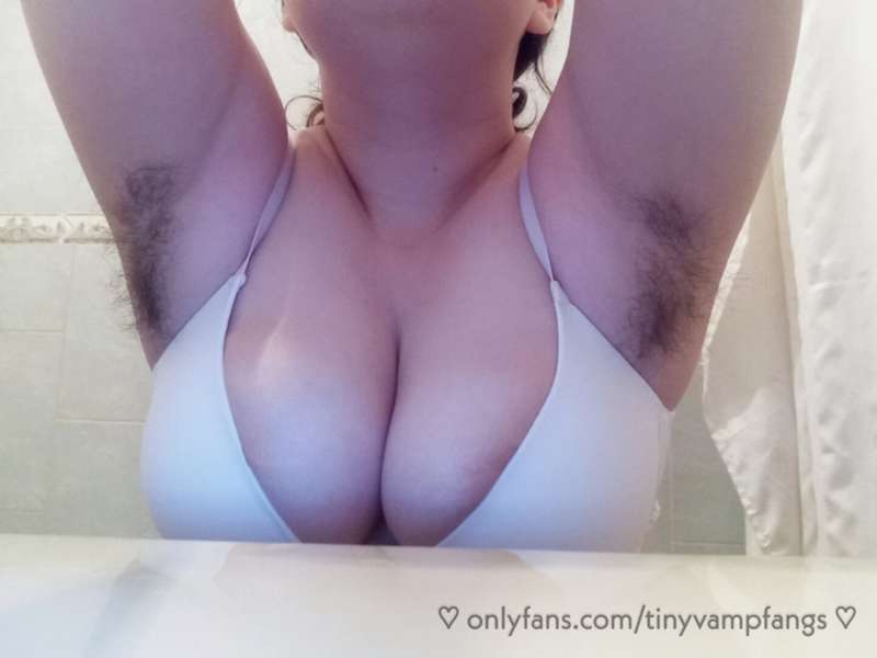 Some hairy armpits ( ◜‿◝ )♡