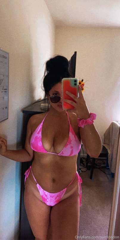 hiiii☺️ this is my first post ft my new bikini for the shore..