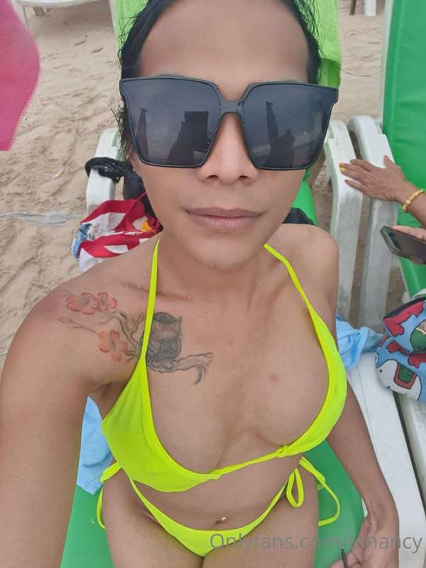 Let's beat the summer heat and enjoy the beach🍒🍑
