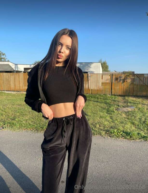 One stolen glance is worth a thousand words. 👀