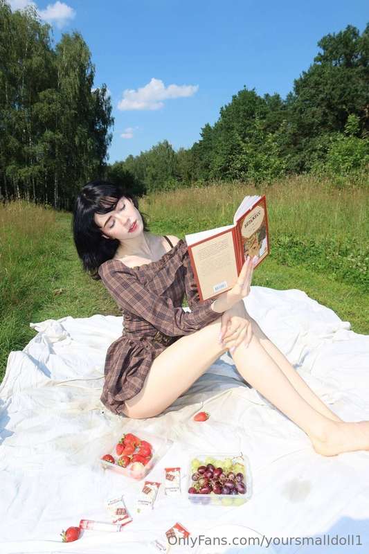 recently had a picnic 🧺🤍 it was my first time!!! it was real..