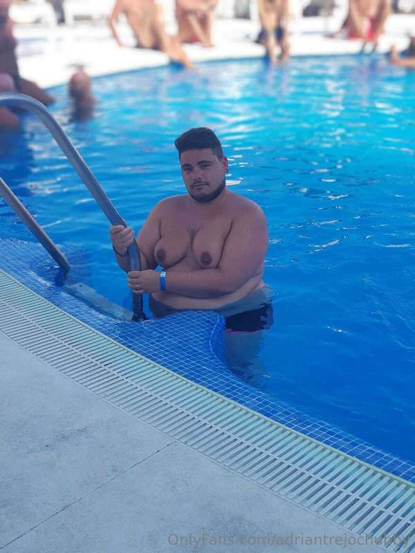 En la piscina cuando era mas joven, ya tenía estos pechos bi..