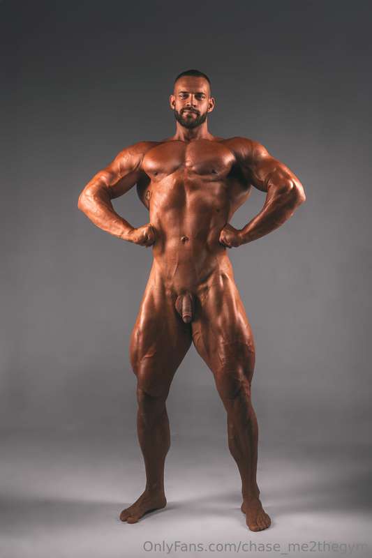 Spread them lats (and them cheeks) 