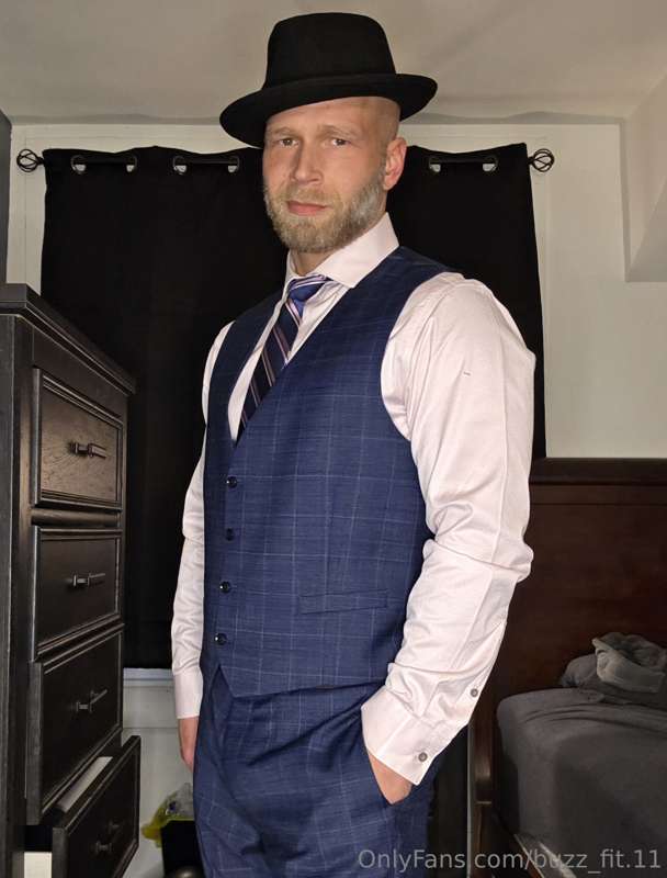 Got dressed up last night for my stream 😎 I was told there w..