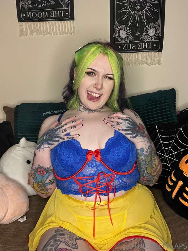 I dont think Snow White is supposed to be this slutty… oops!