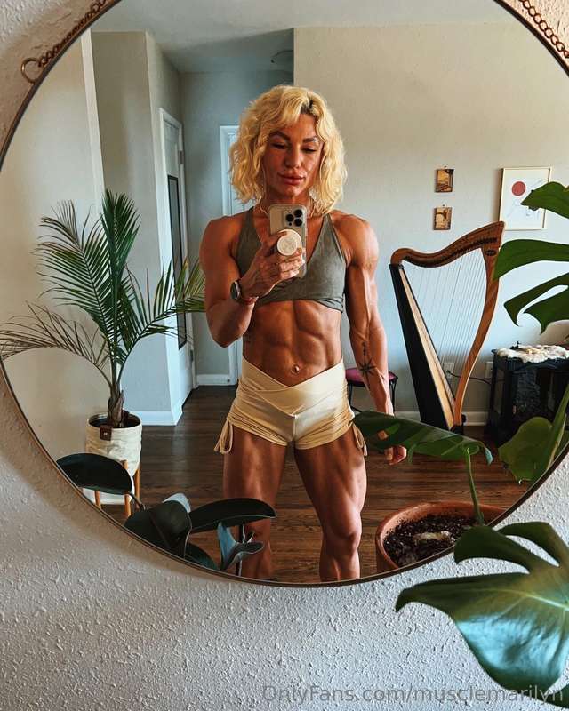 Do you like a shredded muscle mommy?😈