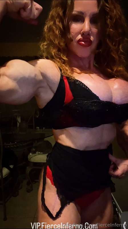 Showing off my hot muscular body🔥
