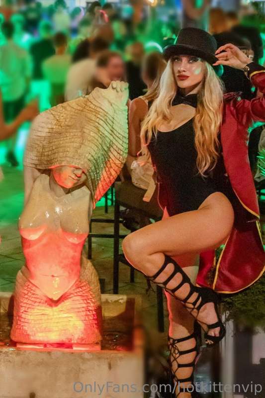 Come to the Circus 🤡
Live stream with toys  7.9  at @hotkitt..