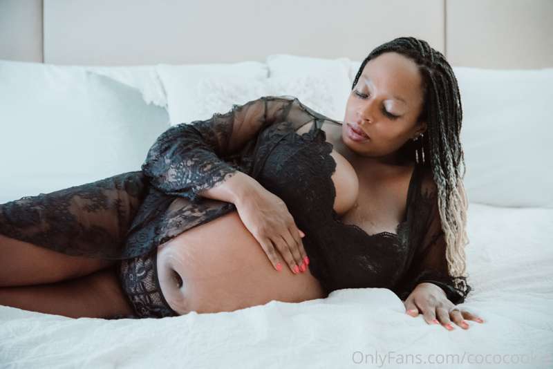 Another sexy pic from maternity shoot 🔥