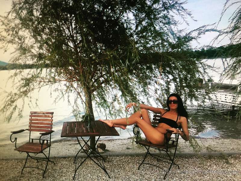 I love my free time! How do you like to spend your time? 💦🏝 ..