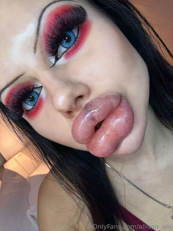 Attention on the lips please 🫦💋