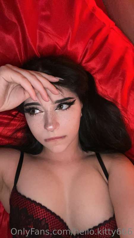 Your Downtown goth girl 🥀