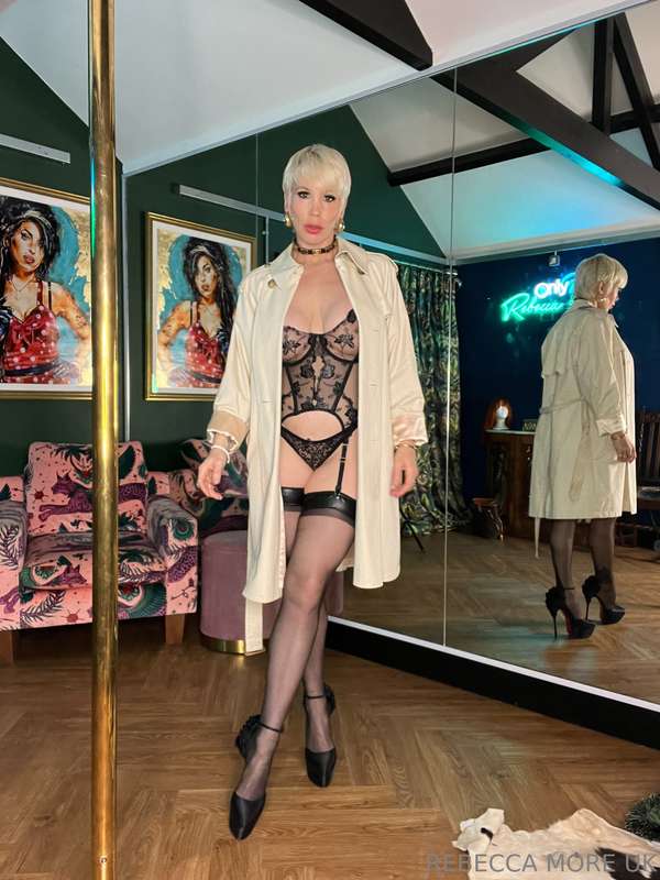 All wrapped up in elegance 🖤🔥