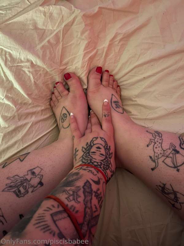 you like red nail? 