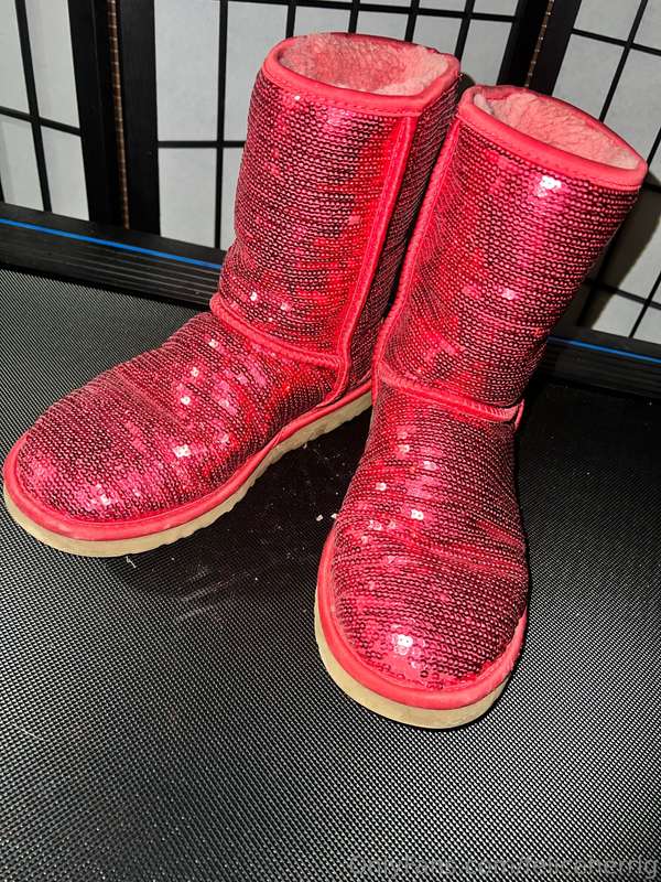 selling this pair of my used boots, worn before my fight 💋 d..