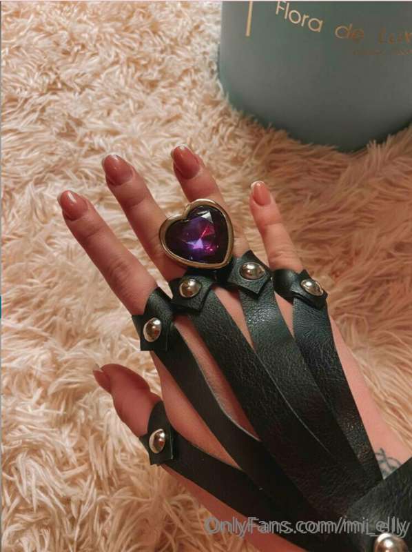 It is not really a diamond ring, do you know what is it?😈