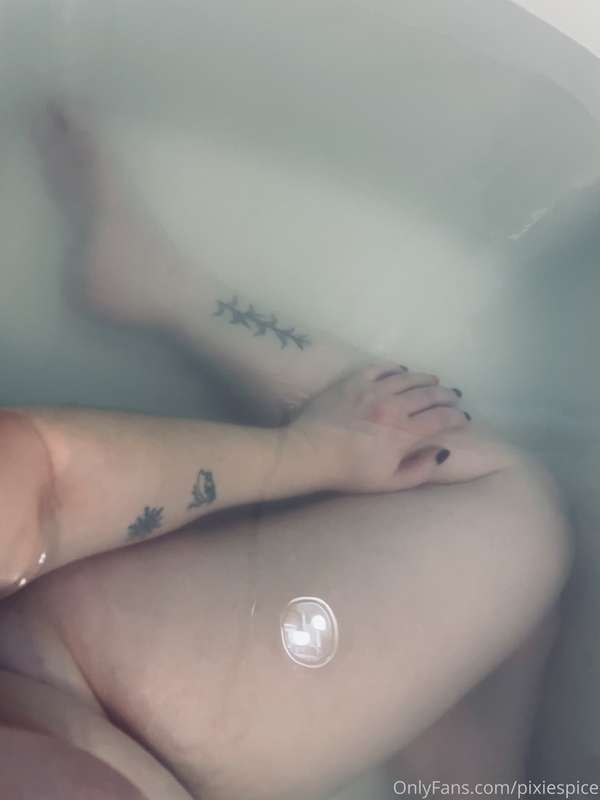Have some bathtub lewds and some chubby thighs