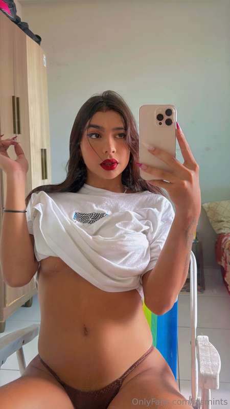 Do you like red lipstick on my lips💋💄?