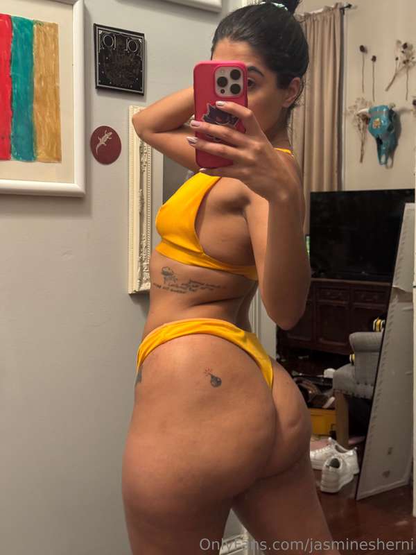 Tiny bikini, big distraction 👅