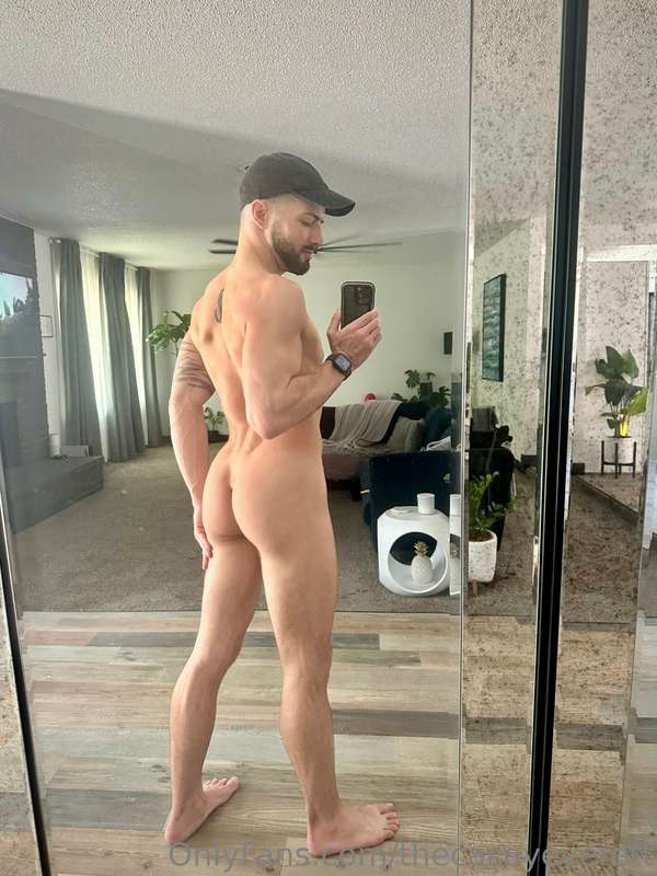 Hats are all that fit me right now… 🧢😜