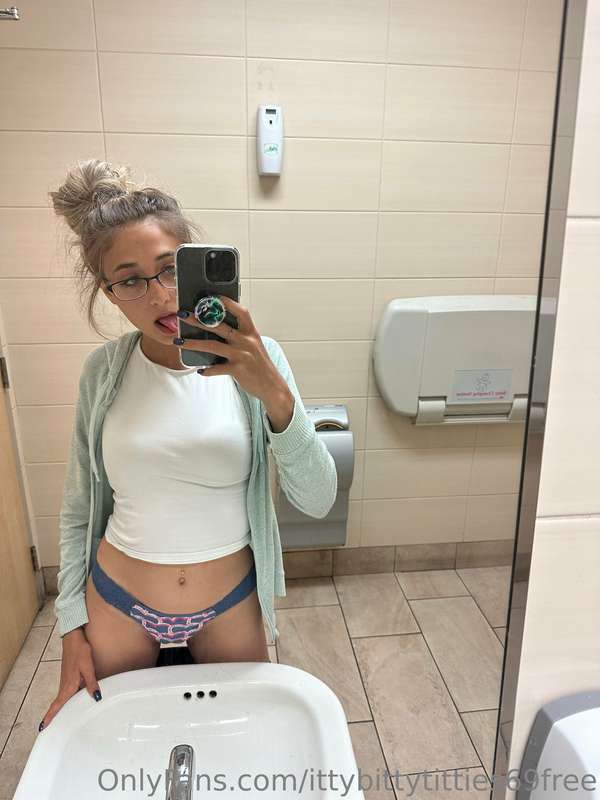 Sneaky pics in the gas station bathroom 😅