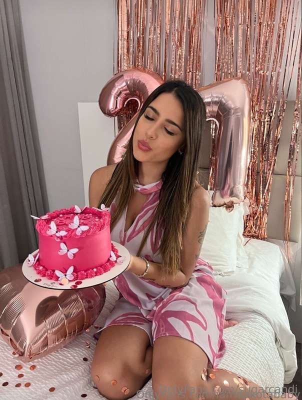 Today is my birthday 🎀🕯️🎂  i'm @iamdakotababy ⤵️ celebrating..