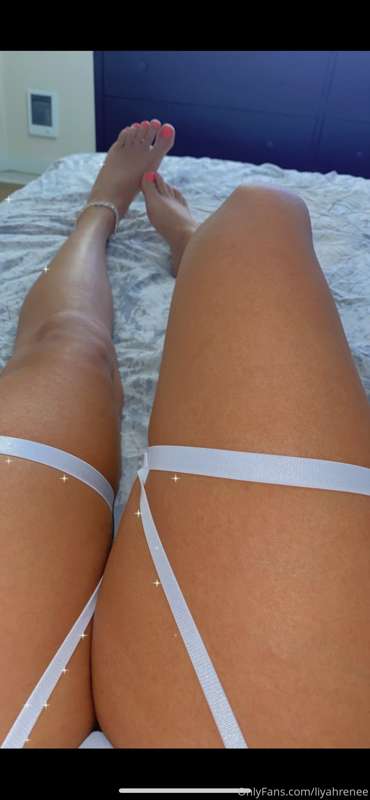 Suck on my toes and lick my pussy daddy.
