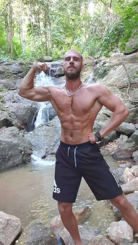 jungle guy in the middle of flex