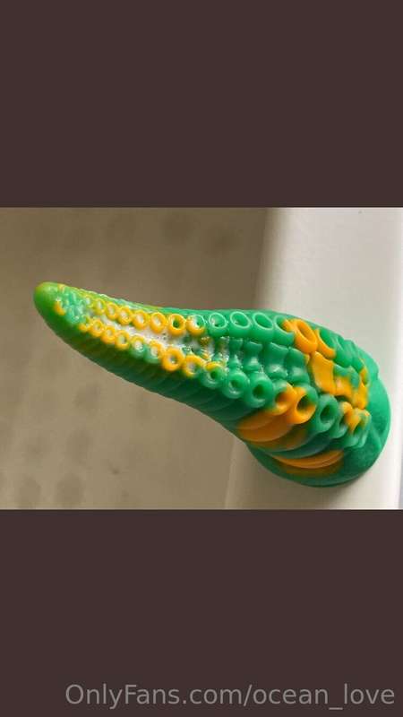 Fat girl trying out her new tentacle toy

FREE teaser in pos..