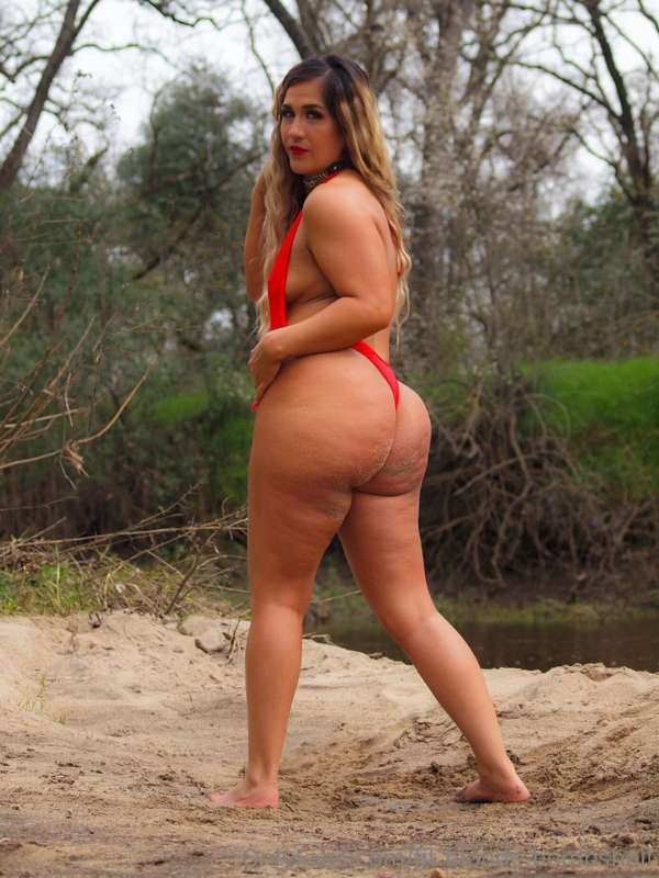 fit.blonde.bombshell