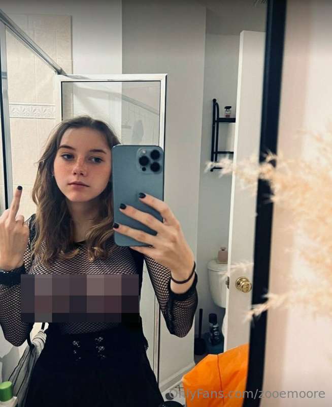 zooemoore photo